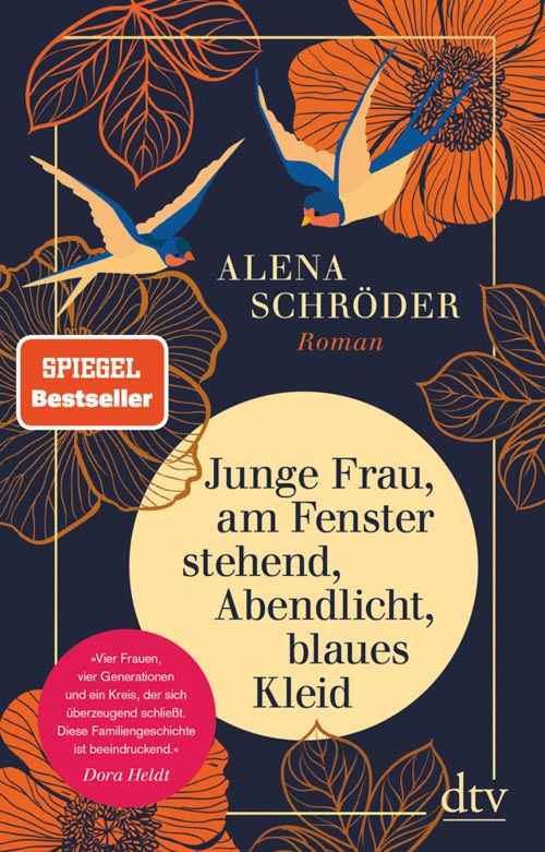 Alena Schröder, Junge Frau, am Fenster stehend, Abendlicht, blaues Kleid